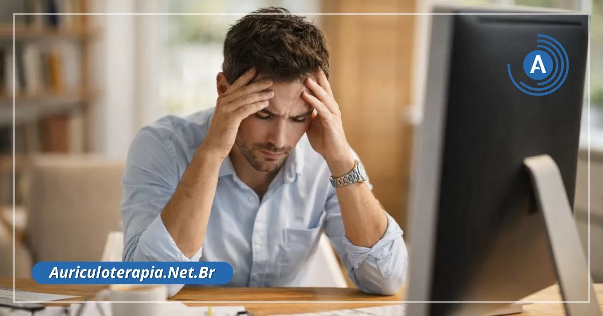 Homem demonstrando ansiedade silenciosa em ambiente de trabalho.