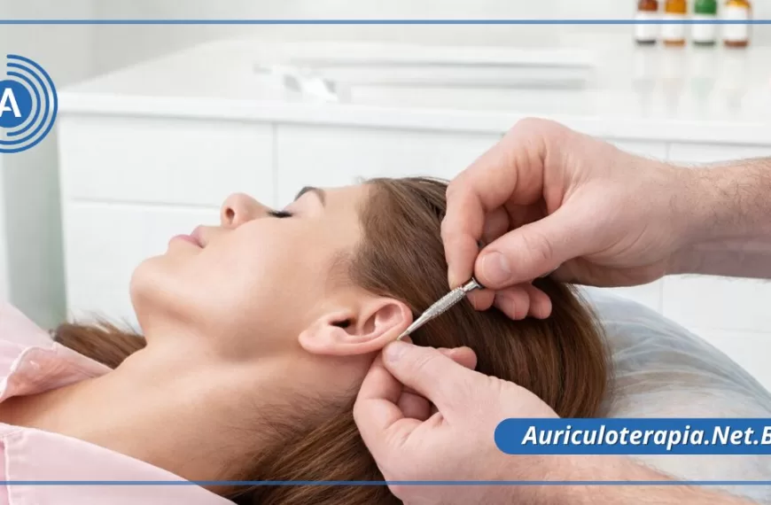 Profissional realizando leitura do pavilhão auricular com apalpador em paciente durante avaliação auricular na auriculoterapia clínica