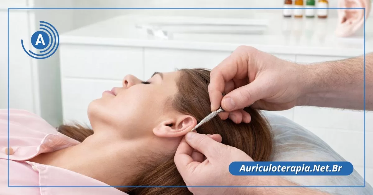 Profissional realizando leitura do pavilhão auricular com apalpador em paciente durante avaliação auricular na auriculoterapia clínica